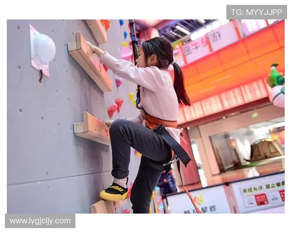 重庆攀岩队在极限运动会中以58分稳居积分榜首位